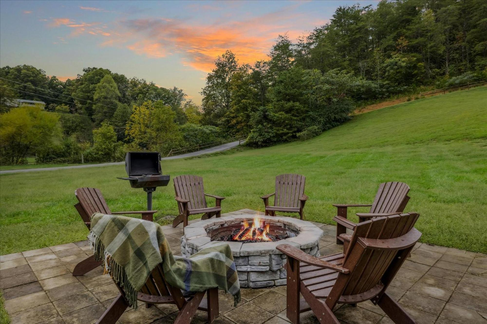 Hot Tub Fire Pit Game Room Theater Easy Access Sleeps 12 - Black Bear Lodge Pigeon Forge Exterior foto