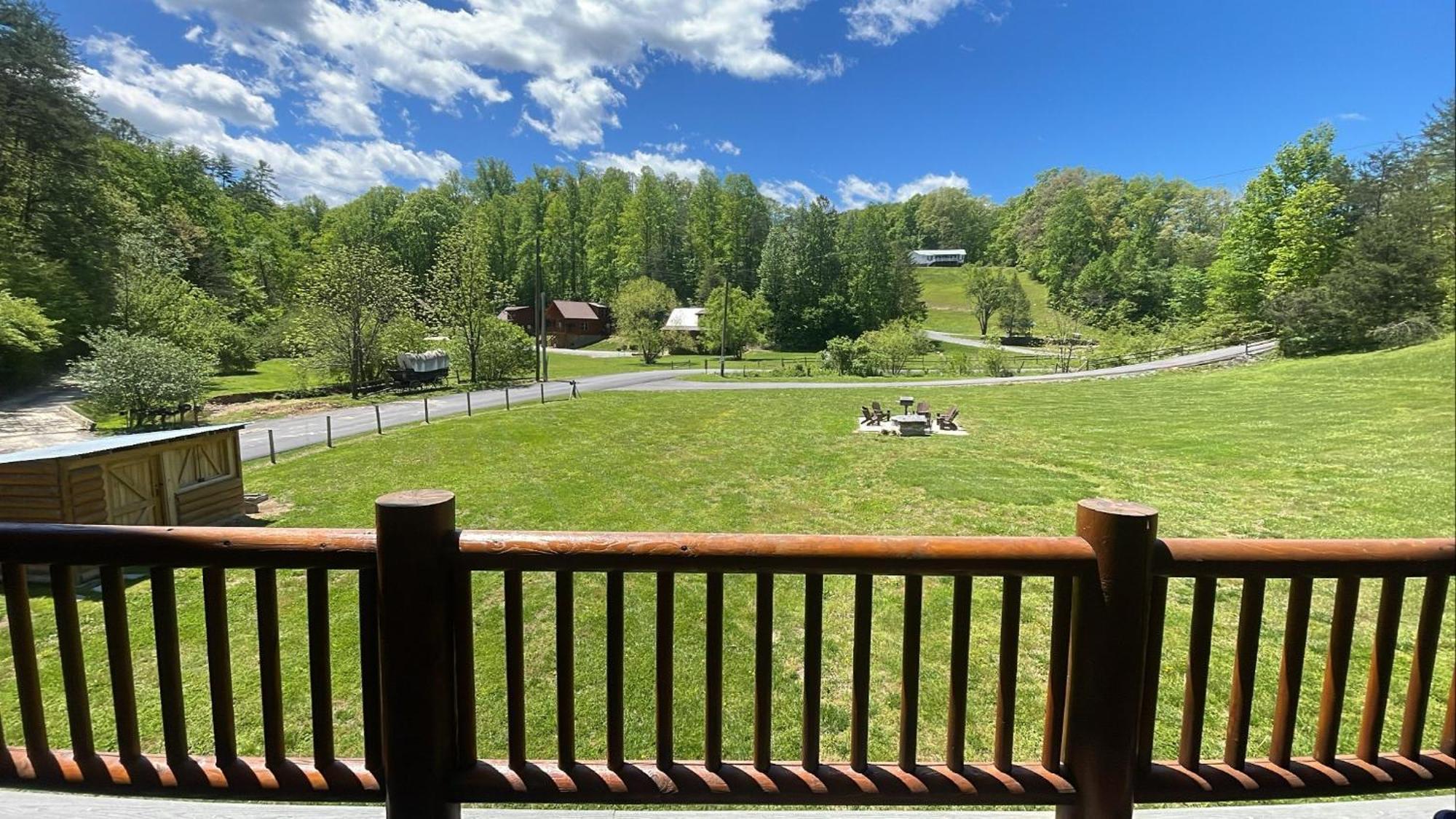 Hot Tub Fire Pit Game Room Theater Easy Access Sleeps 12 - Black Bear Lodge Pigeon Forge Exterior foto